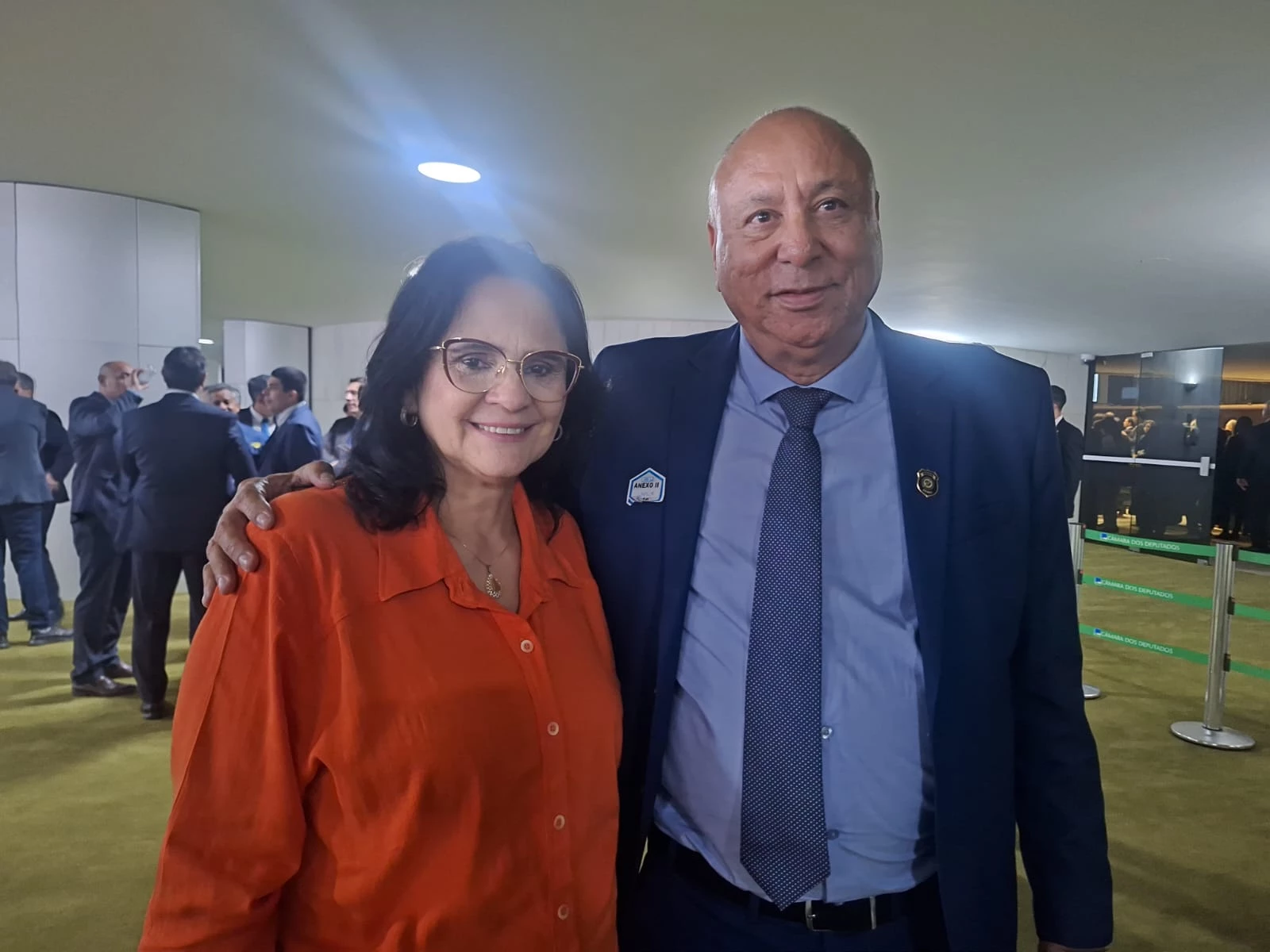 Presidente do Sinpol Campinas (Kiko) com a Senadora Damares pedindo apoio para quebra dos vetos da Lei Orgânica Nacional das Polícias Civis - Lei 14.735/2023 - Veto 39.